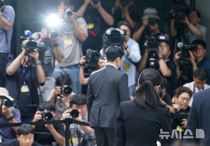 [서울=뉴시스] 사진공동취재단 = 도이치모터스 주가조작 연루 의혹 등을 받는 김건희 여사가 6일 서울 종로구 김건희 특검팀(특별검사 민중기) 사무실에 피의자 신분으로 조사를 받기 위해 들어서고 있다. 2025.08.06. photo@newsis.com
