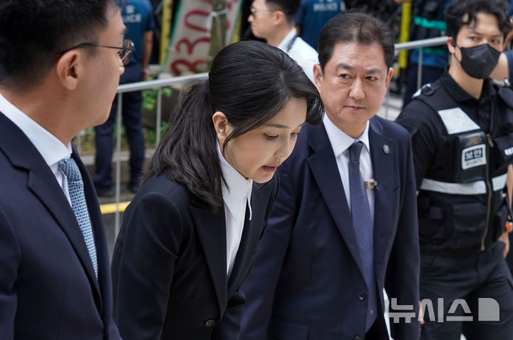 [서울=뉴시스] 사진공동취재단 = 도이치모터스 주가조작 연루 의혹 등을 받는 김건희 여사가 6일 서울 종로구 김건희 특검팀(특별검사 민중기) 사무실에 피의자 신분으로 조사를 받기 위해 들어서고 있다. 2025.08.06. photo@newsis.com
