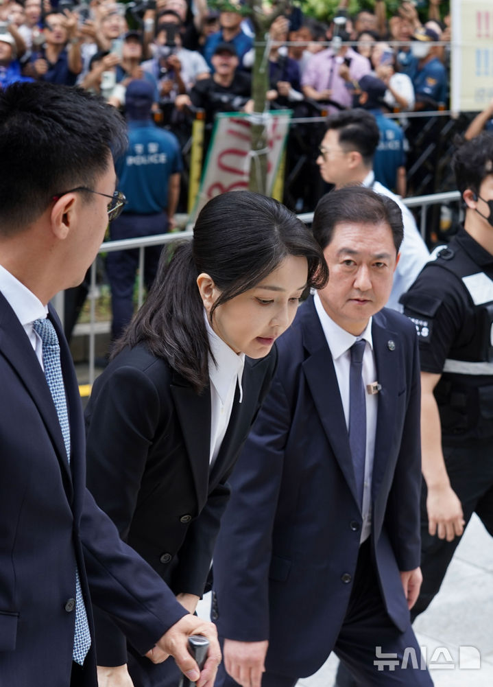 [서울=뉴시스] 사진공동취재단 = 도이치모터스 주가조작 연루 의혹 등을 받는 김건희 여사가 6일 서울 종로구 김건희 특검팀(특별검사 민중기) 사무실에 피의자 신분으로 조사를 받기 위해 들어서고 있다. 2025.08.06. photo@newsis.com