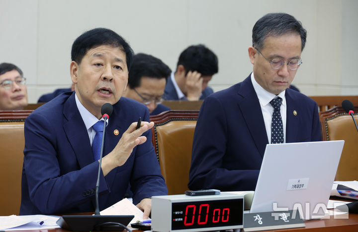 [서울=뉴시스] 고승민 기자 = 구윤철 경제부총리 겸 기획재정부 장관이 6일 서울 여의도 국회에서 열린 기획재정위원회 전체회의에서 의원 질의에 답하고 있다. 2025.08.06. kkssmm99@newsis.com