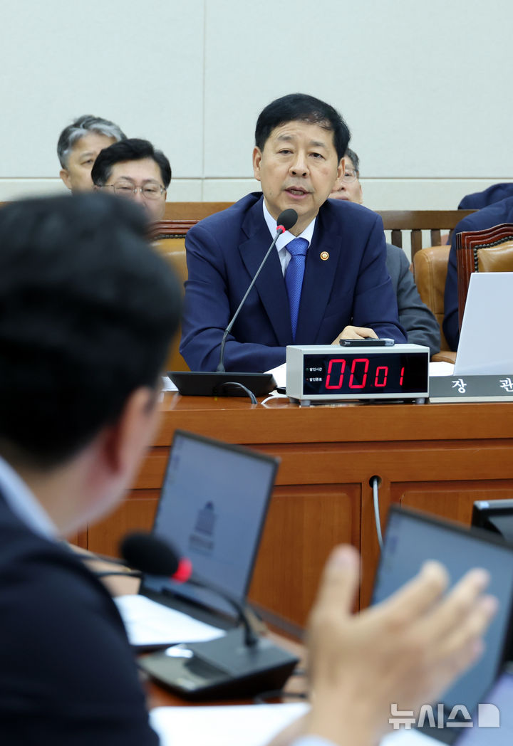 [서울=뉴시스] 고승민 기자 = 구윤철 경제부총리 겸 기획재정부 장관이 6일 서울 여의도 국회에서 열린 기획재정위원회 전체회의에서 의원 질의에 답하고 있다. 2025.08.06. kkssmm99@newsis.com