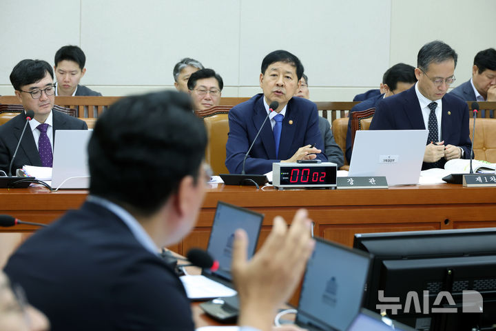 [서울=뉴시스] 고승민 기자 = 구윤철 경제부총리 겸 기획재정부 장관이 6일 서울 여의도 국회에서 열린 기획재정위원회 전체회의에서 의원 질의에 답하고 있다. 2025.08.06. kkssmm99@newsis.com