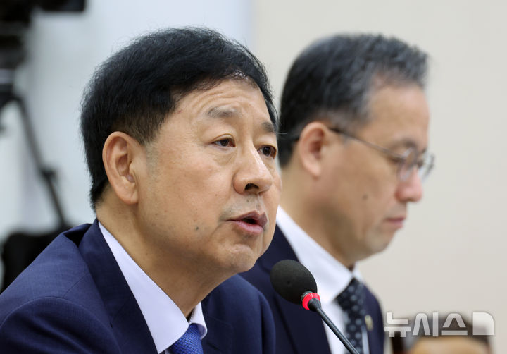 [서울=뉴시스] 고승민 기자 = 구윤철 경제부총리 겸 기획재정부 장관이 6일 서울 여의도 국회에서 열린 기획재정위원회 전체회의에서 의원 질의에 답하고 있다. 2025.08.06. kkssmm99@newsis.com