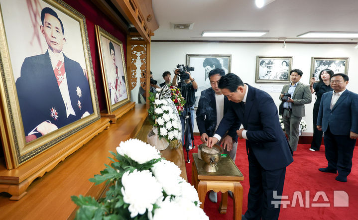 [구미=뉴시스] 이무열 기자 = 장동혁 국민의힘 당대표 후보가 6일 경북 구미시 상모동 박정희 대통령 생가를 찾아 추모관에서 분향하고 있다. 2025.08.06. lmy@newsis.com