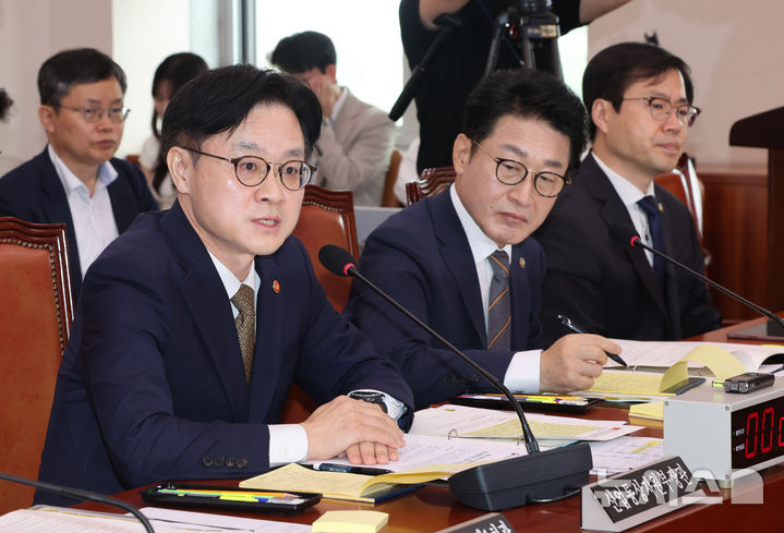 [서울=뉴시스] 김명년 기자 = 김정관 산업통상자원부 장관이 6일 오전 서울 여의도 국회에서 열린 산업통상자원중소벤처기업위원회 전체회의에서 의원 질의에 답하고 있다. 2025.08.06. kmn@newsis.com