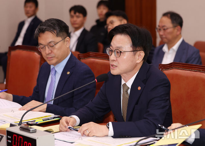 [서울=뉴시스] 김명년 기자 = 김정관 산업통상자원부 장관이 6일 오전 서울 여의도 국회에서 열린 산업통상자원중소벤처기업위원회 전체회의에서 의원 질의에 답하고 있다. 2025.08.06. kmn@newsis.com