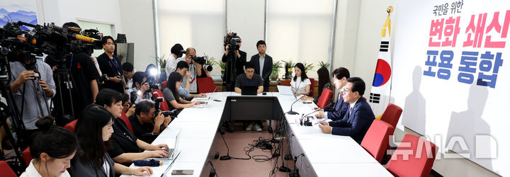 [서울=뉴시스] 김금보 기자 = 송언석 국민의힘 비상대책위원장 겸 원내대표가 6일 서울 여의도 국회에서 기자간담회를 열고 발언을 하고 있다. 2025.08.06. kgb@newsis.com