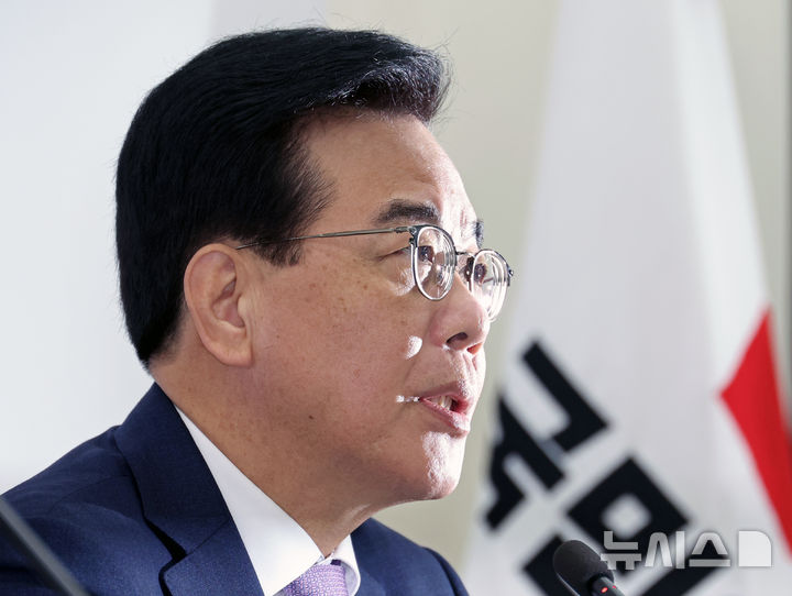 [서울=뉴시스] 김금보 기자 = 송언석 국민의힘 비상대책위원장 겸 원내대표가 6일 서울 여의도 국회에서 기자간담회를 열고 발언을 하고 있다. 2025.08.06. kgb@newsis.com