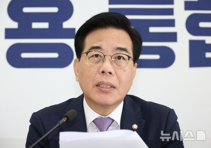[서울=뉴시스] 김금보 기자 = 송언석 국민의힘 비상대책위원장 겸 원내대표가 6일 서울 여의도 국회에서 기자간담회를 열고 발언을 하고 있다. 2025.08.06. kgb@newsis.com