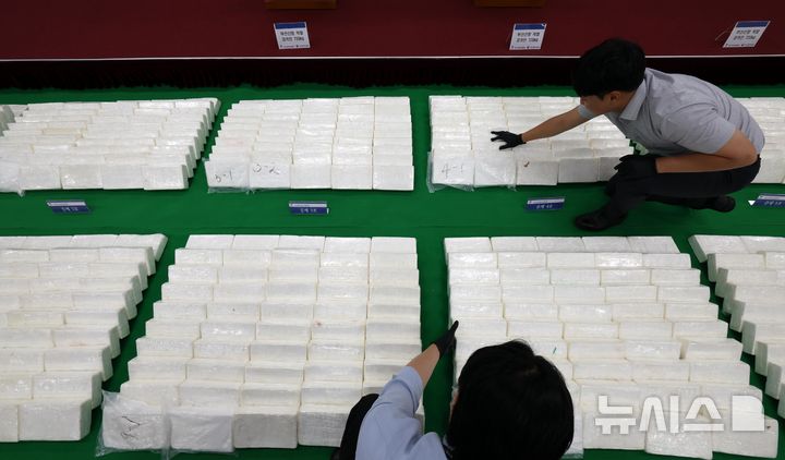  [부산=뉴시스] 하경민 기자 = 6일 부산 연제구 부산지방검찰청에서 부산지검과 부산세관이 부산신항에 입항한 중남미발 화물선 A호(9만t급)에서 적발·압수한 코카인 600㎏을 공개하고 있다. 코카인 600㎏은 약 2000만 명(시가 약 3000억원)이 동시에 투약 가능한 양으로, 이는 부산항 역대 최대 규모 마약류 적발 사례이자 지난 4월 강릉 옥계항에서 적발된 코카인 1700㎏에 이은 국내 역대 두 번째 규모의 코카인 적발 사례다. 2025.08.06. yulnetphoto@newsis.com