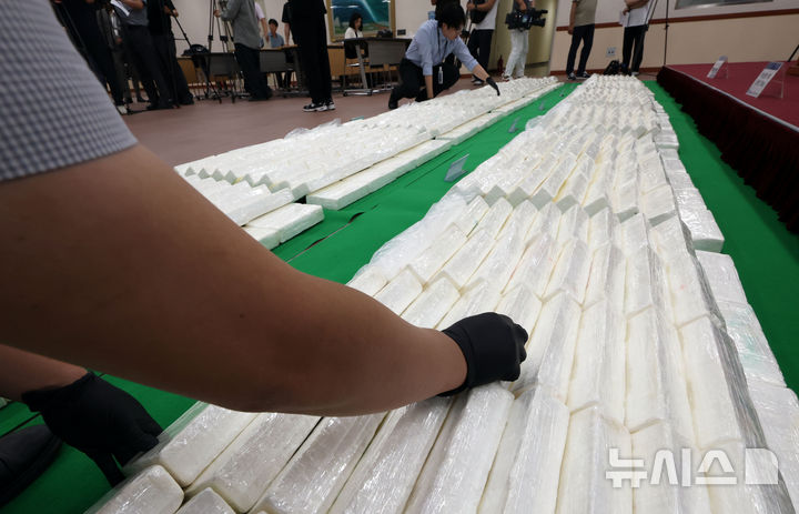  [부산=뉴시스] 하경민 기자 = 6일 부산 연제구 부산지방검찰청에서 부산지검과 부산세관이 부산신항에 입항한 중남미발 화물선 A호(9만t급)에서 적발·압수한 코카인 600㎏을 공개하고 있다. 코카인 600㎏은 약 2000만 명(시가 약 3000억원)이 동시에 투약 가능한 양으로, 이는 부산항 역대 최대 규모 마약류 적발 사례이자 지난 4월 강릉 옥계항에서 적발된 코카인 1700㎏에 이은 국내 역대 두 번째 규모의 코카인 적발 사례다. 2025.08.06. yulnetphoto@newsis.com
