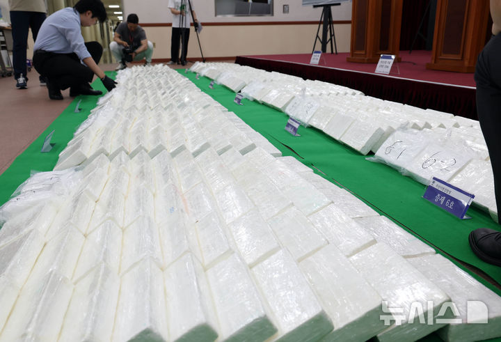  [부산=뉴시스] 하경민 기자 = 6일 부산 연제구 부산지방검찰청에서 부산지검과 부산세관이 부산신항에 입항한 중남미발 화물선 A호(9만t급)에서 적발·압수한 코카인 600㎏을 공개하고 있다. 코카인 600㎏은 약 2000만 명(시가 약 3000억원)이 동시에 투약 가능한 양으로, 이는 부산항 역대 최대 규모 마약류 적발 사례이자 지난 4월 강릉 옥계항에서 적발된 코카인 1700㎏에 이은 국내 역대 두 번째 규모의 코카인 적발 사례다. 2025.08.06. yulnetphoto@newsis.com