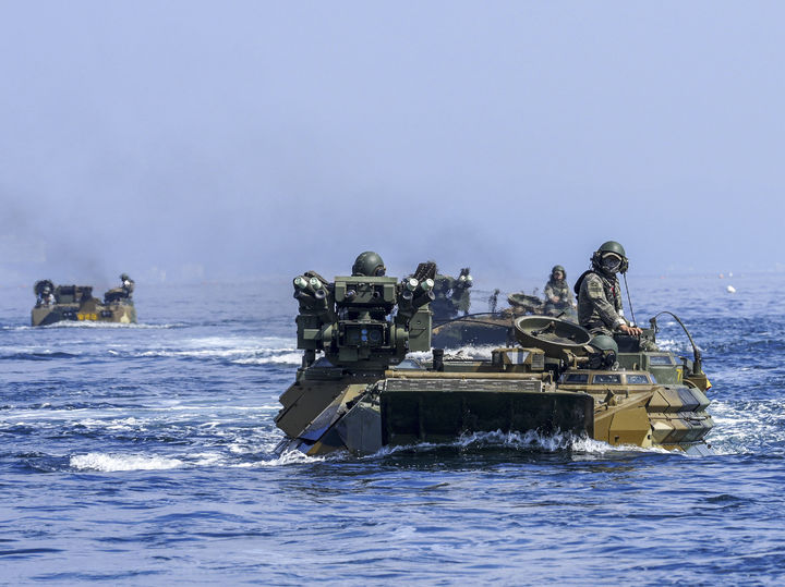 [서울=뉴시스] 김근수 기자 = KMEP 연합상륙훈련 간 한국형 상륙돌격장갑차가 해상돌격을 실시하고 있다. 해병대는 지난 7월 중순부터 8월까지 미 해병대와 김포, 강화, 포항, 포천, 동두천 등지에서 ’25-2차 KMEP 연합훈련을 실시한다고 밝혔다. (사진 = 해병대 제공) 2025.08.06. photo@newsis.com *재판매 및 DB 금지
