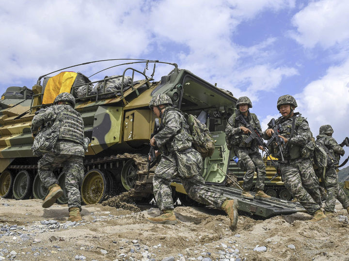 [서울=뉴시스] 김근수 기자 = 한미 해병대 장병들이 KMEP 연합상륙훈련 간 해상돌격 후 하차전투를 하며 후속상륙을 위한 경계를 실시하고 있다. 해병대는 지난 7월 중순부터 8월까지 미 해병대와 김포, 강화, 포항, 포천, 동두천 등지에서 ’25-2차 KMEP 연합훈련을 실시한다고 밝혔다. (사진 = 해병대 제공) 2025.08.06. photo@newsis.com *재판매 및 DB 금지