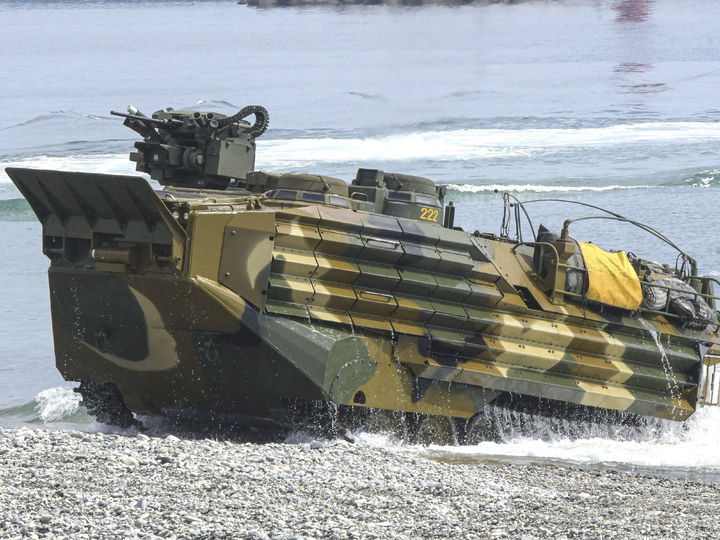 [서울=뉴시스] 김근수 기자 = KMEP 연합상륙훈련 간 한국형 상륙돌격장갑차가 해상돌격을 실시하고 있다. 해병대는 지난 7월 중순부터 8월까지 미 해병대와 김포, 강화, 포항, 포천, 동두천 등지에서 ’25-2차 KMEP 연합훈련을 실시한다고 밝혔다. (사진 = 해병대 제공) 2025.08.06. photo@newsis.com *재판매 및 DB 금지