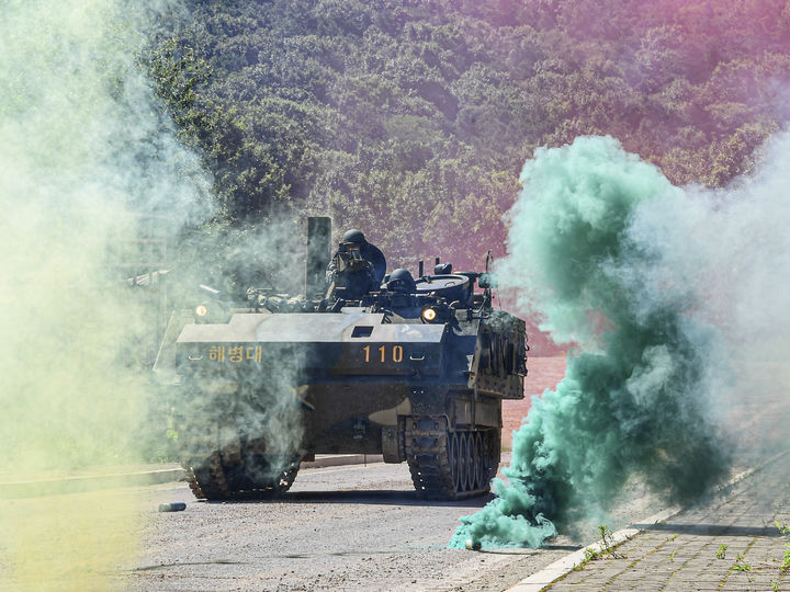 [서울=뉴시스] 김근수 기자 = KMEP 연합화생방훈련 간 정찰 및 제독 임무 수행을 위해 화생방정찰차를 운용하고 있다. 해병대는 지난 7월 중순부터 8월까지 미 해병대와 김포, 강화, 포항, 포천, 동두천 등지에서 ’25-2차 KMEP 연합훈련을 실시한다고 밝혔다. (사진 = 해병대 제공) 2025.08.06. photo@newsis.com *재판매 및 DB 금지