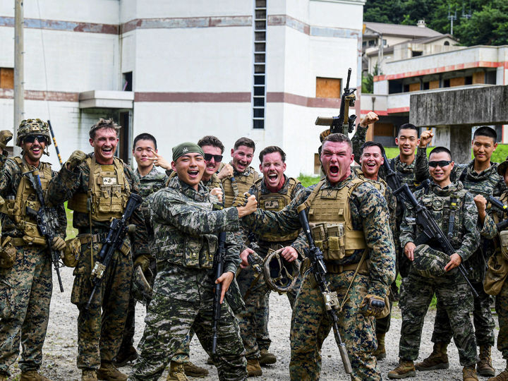 [서울=뉴시스] 김근수 기자 = 한미 해병대 장병들이 경북 포항시 독석리 해변과 조사리 일대에서 KMEP 연합보병훈련 종료 후 서로를 격려하며 파이팅을 외치고 있다. 해병대는 지난 7월 중순부터 8월까지 미 해병대와 김포, 강화, 포항, 포천, 동두천 등지에서 ’25-2차 KMEP 연합훈련을 실시한다고 밝혔다. (사진 = 해병대 제공) 2025.08.06. photo@newsis.com *재판매 및 DB 금지