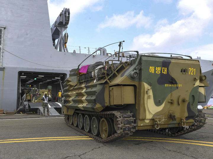 [서울=뉴시스] 김근수 기자 = KMEP 연합상륙훈련을 위해 한국형 상륙돌격장갑차를 해군 상륙함 천왕봉함에 탑재하고 있다. 해병대는 지난 7월 중순부터 8월까지 미 해병대와 김포, 강화, 포항, 포천, 동두천 등지에서 ’25-2차 KMEP 연합훈련을 실시한다고 밝혔다. (사진 = 해병대 제공) 2025.08.06. photo@newsis.com *재판매 및 DB 금지