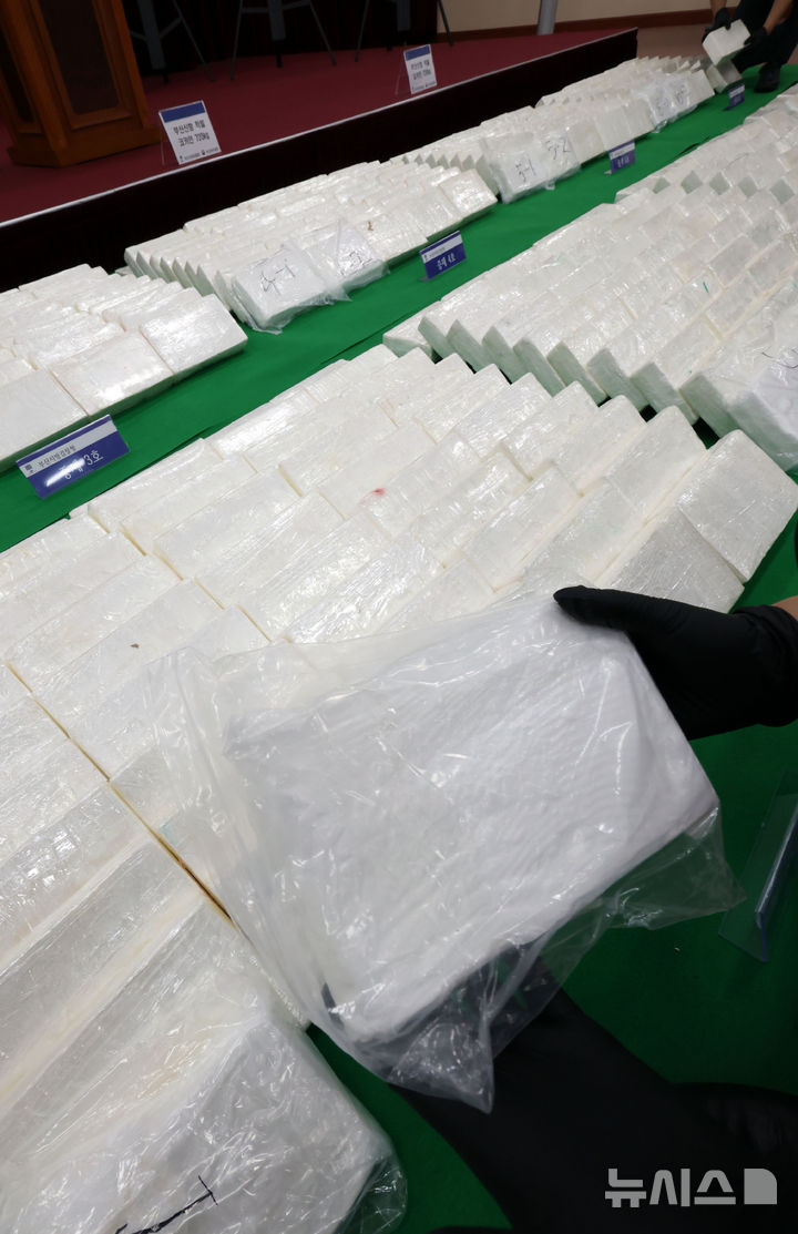  [부산=뉴시스] 하경민 기자 = 6일 부산 연제구 부산지방검찰청에서 부산지검과 부산세관이 부산신항에 입항한 중남미발 화물선 A호(9만t급)에서 적발·압수한 코카인 600㎏을 공개하고 있다. 코카인 600㎏은 약 2000만 명(시가 약 3000억원)이 동시에 투약 가능한 양으로, 이는 부산항 역대 최대 규모 마약류 적발 사례이자 지난 4월 강릉 옥계항에서 적발된 코카인 1700㎏에 이은 국내 역대 두 번째 규모의 코카인 적발 사례다. 2025.08.06. yulnetphoto@newsis.com
