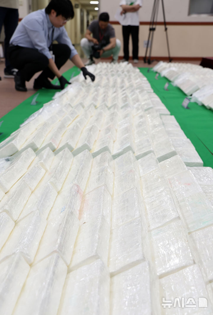  [부산=뉴시스] 하경민 기자 = 6일 부산 연제구 부산지방검찰청에서 부산지검과 부산세관이 부산신항에 입항한 중남미발 화물선 A호(9만t급)에서 적발·압수한 코카인 600㎏을 공개하고 있다. 코카인 600㎏은 약 2000만 명(시가 약 3000억원)이 동시에 투약 가능한 양으로, 이는 부산항 역대 최대 규모 마약류 적발 사례이자 지난 4월 강릉 옥계항에서 적발된 코카인 1700㎏에 이은 국내 역대 두 번째 규모의 코카인 적발 사례다. 2025.08.06. yulnetphoto@newsis.com