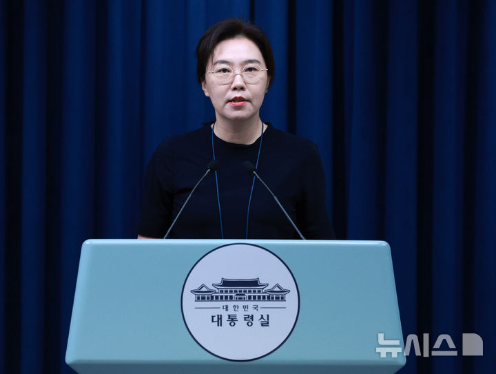 [서울=뉴시스] 고범준 기자 = 강유정 대변인이 6일 서울 용산 대통령실 청사에서 대통령 지시사항 관련 브리핑을 하고 있다. 2025.08.06. bjko@newsis.com