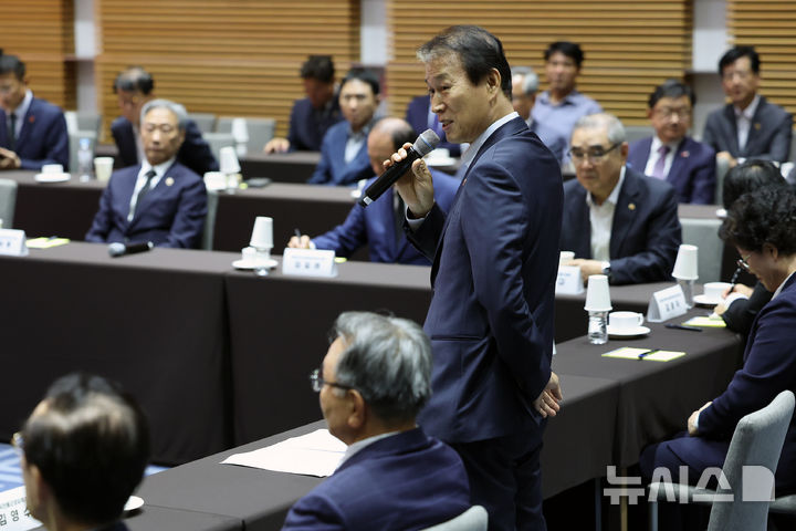 [서울=뉴시스] 조성우 기자 = 권오을 국가보훈부 장관이 6일 서울 용산구 백범기념관에서 열린 17개 보훈단체장 합동간담회에서 발언하고 있다. 2025.08.06. xconfind@newsis.com