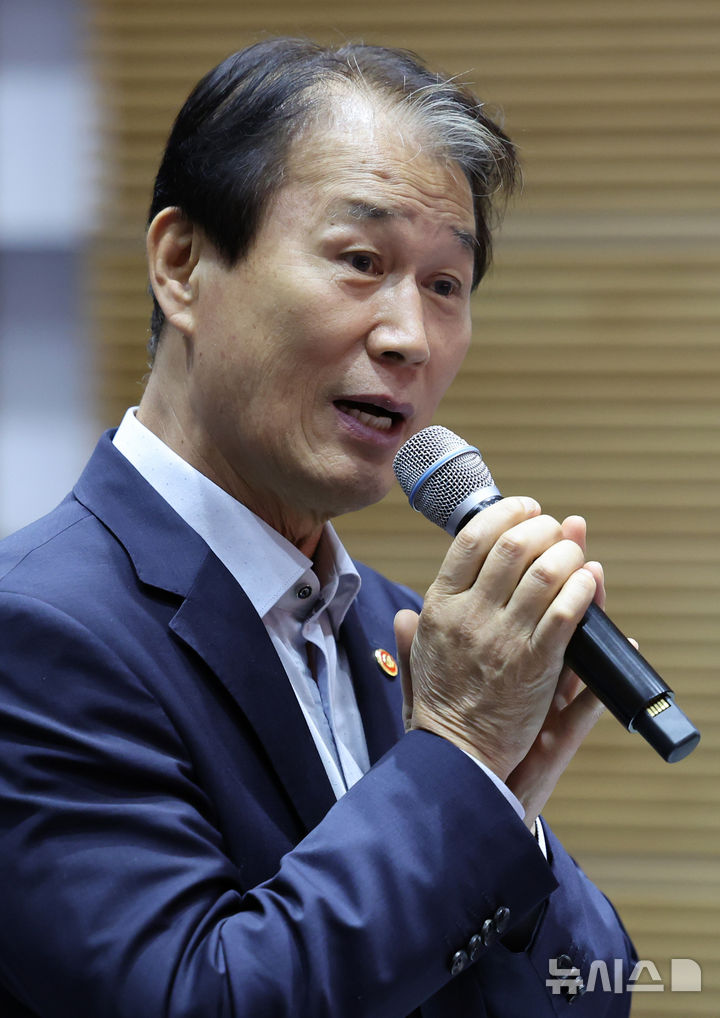 [서울=뉴시스] 조성우 기자 = 권오을 국가보훈부 장관이 6일 서울 용산구 백범기념관에서 열린 17개 보훈단체장 합동간담회에서 발언하고 있다. 2025.08.06. xconfind@newsis.com