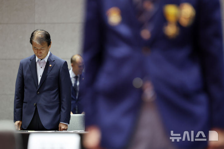 [서울=뉴시스] 조성우 기자 = 권오을 국가보훈부 장관이 6일 서울 용산구 백범기념관에서 열린 17개 보훈단체장 합동간담회에서 묵념하고 있다. 2025.08.06. xconfind@newsis.com