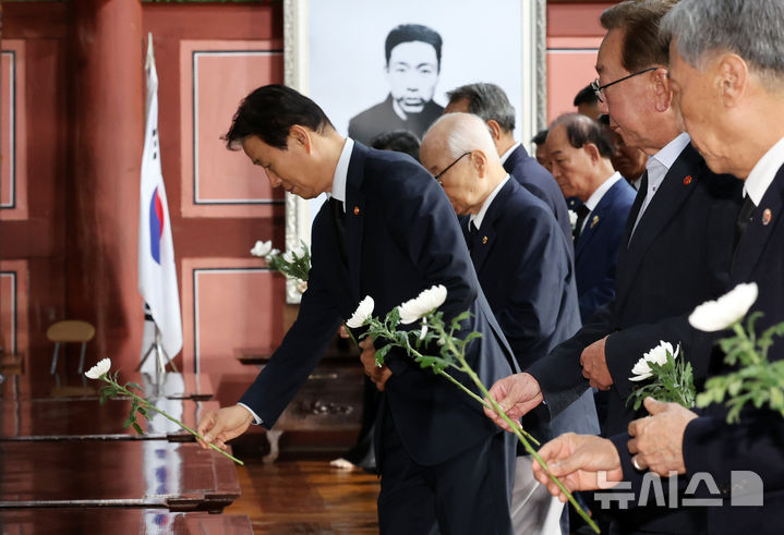 [서울=뉴시스] 조성우 기자 = 권오을 국가보훈부 장관이 6일 서울 용산구 효창공원 내 애국선열 7명의 영정을 모신 의열사에 김진 광복회 부회장 등 17개 보훈단체장들과 헌화하고 있다. 2025.08.06. xconfind@newsis.com