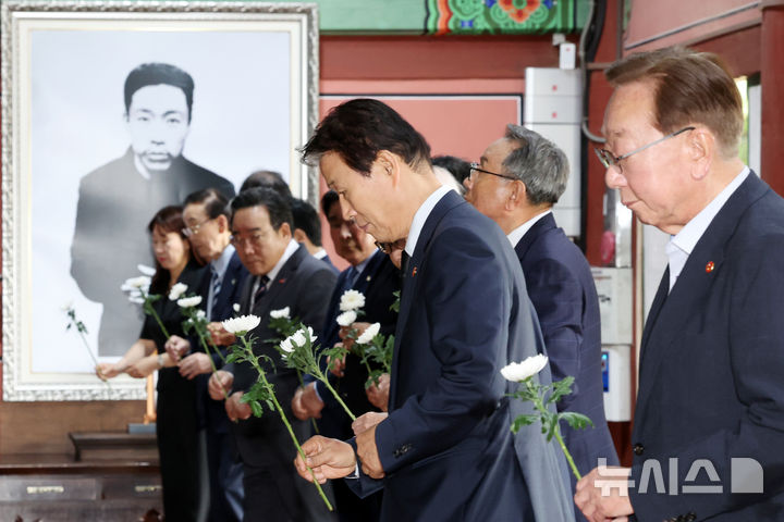 [서울=뉴시스] 조성우 기자 = 권오을 국가보훈부 장관이 6일 서울 용산구 효창공원 내 애국선열 7명의 영정을 모신 의열사에 김진 광복회 부회장 등 17개 보훈단체장들과 헌화하고 있다. 2025.08.06. xconfind@newsis.com