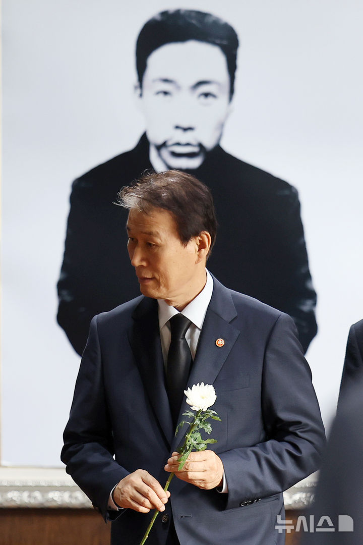 [서울=뉴시스] 조성우 기자 = 권오을 국가보훈부 장관이 6일 서울 용산구 효창공원 내 애국선열 7명의 영정을 모신 의열사에서 참배하고 있다. 2025.08.06. xconfind@newsis.com