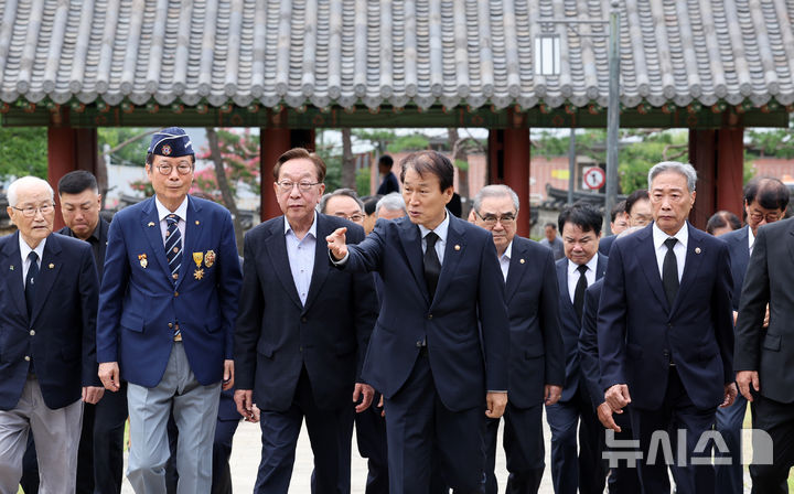 [서울=뉴시스] 조성우 기자 = 권오을(가운데) 국가보훈부 장관이 6일 서울 용산구 효창공원 내 애국선열 7명의 영정을 모신 의열사에 김진 광복회 부회장 등 17개 보훈단체장들과 참배를 하기 위해 이동하고 있다. 2025.08.06. xconfind@newsis.com