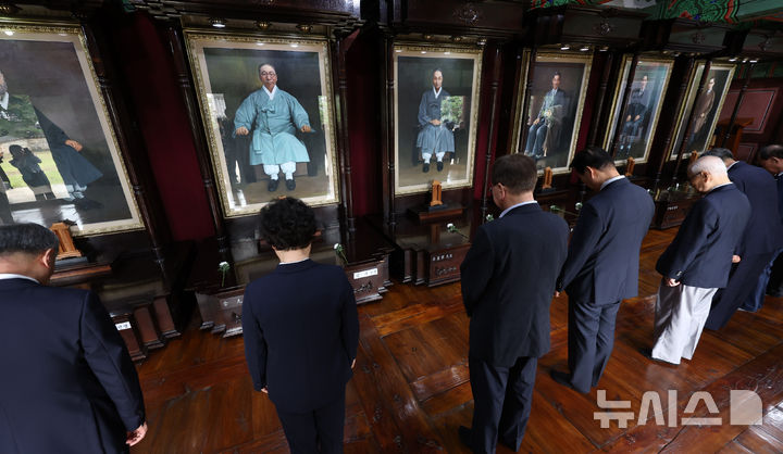 [서울=뉴시스] 조성우 기자 = 권오을(왼쪽 네 번째) 국가보훈부 장관이 6일 서울 용산구 효창공원 내 애국선열 7명의 영정을 모신 의열사에 김진 광복회 부회장 등 17개 보훈단체장들과 참배하고 있다. 2025.08.06. xconfind@newsis.com