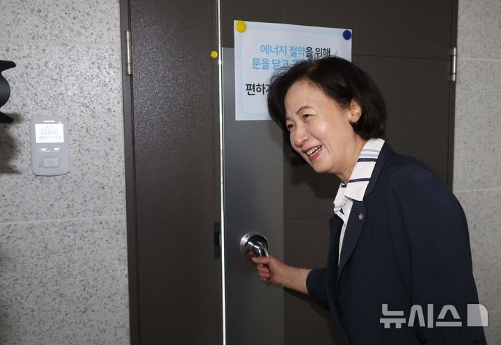 [서울=뉴시스] 조성봉 기자 = 국회 법제사법위원회 위원장에 내정된 추미애 더불어민주당 의원이 6일 서울 여의도 국회 의원회관 사무실로 들어가고 있다. 이날 민주당은 '주식 차명거래 의혹'을 받고 있는 법사위원장 이춘석 의원을 제명했다. 2025.08.06. suncho21@newsis.com