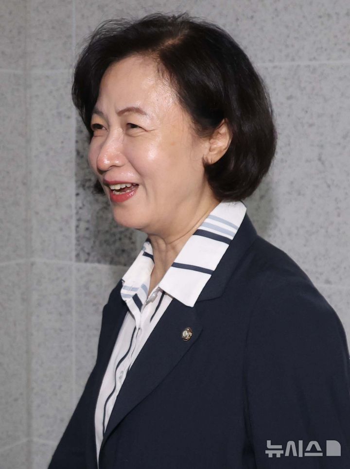 [서울=뉴시스] 조성봉 기자 = 국회 법제사법위원회 위원장에 내정된 추미애 더불어민주당 의원이 6일 서울 여의도 국회 의원회관 사무실로 들어가고 있다. 이날 민주당은 '주식 차명거래 의혹'을 받고 있는 법사위원장 이춘석 의원을 제명했다. 2025.08.06. suncho21@newsis.com