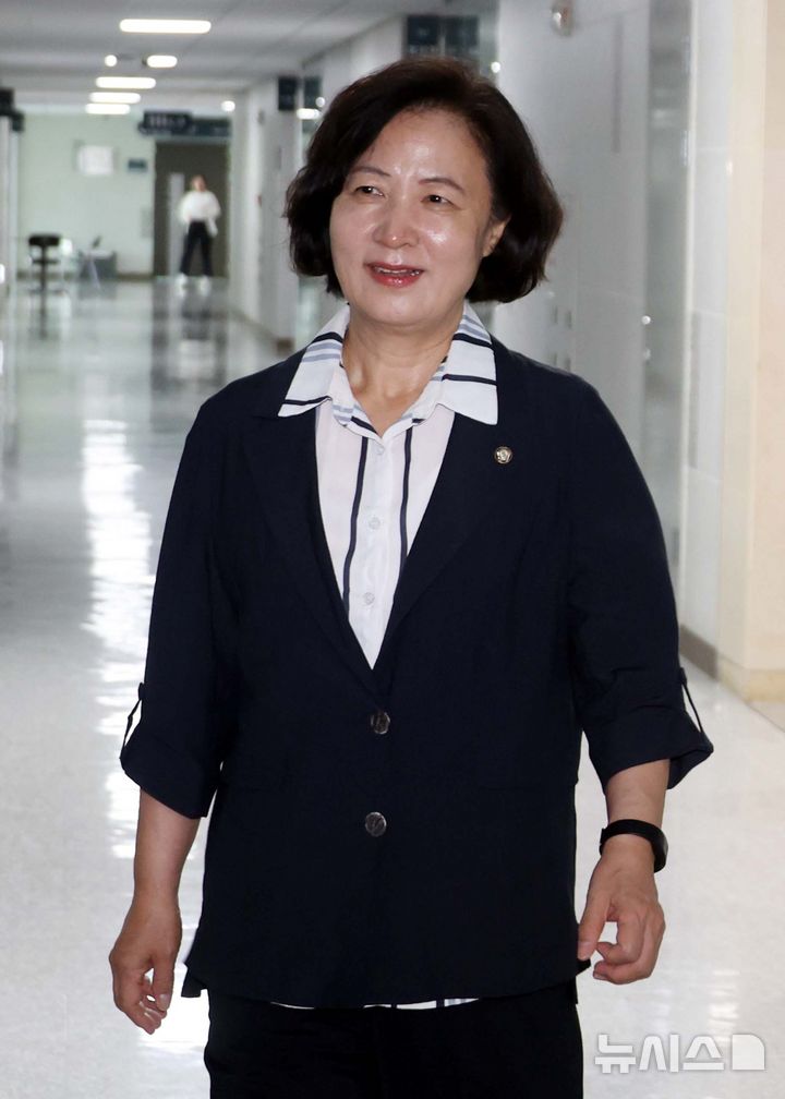 [서울=뉴시스] 조성봉 기자 = 국회 법제사법위원회 위원장에 내정된 추미애 더불어민주당 의원이 6일 서울 여의도 국회 의원회관 내 자신의 의원실로 들어가고 있다. 이날 민주당은 '주식 차명거래 의혹'을 받고 있는 법사위원장 이춘석 의원을 제명했다. 2025.08.06. suncho21@newsis.com