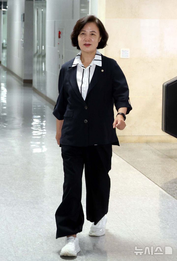 [서울=뉴시스] 조성봉 기자 = 국회 법제사법위원회 위원장에 내정된 추미애 더불어민주당 의원이 6일 서울 여의도 국회 의원회관 사무실로 들어가고 있다. 이날 민주당은 '주식 차명거래 의혹'을 받고 있는 법사위원장 이춘석 의원을 제명했다. 2025.08.06. suncho21@newsis.com