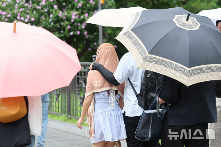 [서울=뉴시스] 권창회 기자 = 수도권을 비롯한 중부지역에 호우가 예보된 6일 서울 종로구 광화문광장에서 시민들이 우산을 쓰고 이동하고 있다. 2025.08.06. kch0523@newsis.com