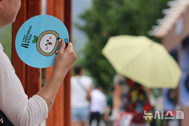 [서울=뉴시스] 권창회 기자 = 서울 종로구 광화문광장에서 한 시민이 부채질을 하고 있다. 2025.08.06. kch0523@newsis.com