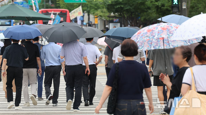 [서울=뉴시스] 권창회 기자 = 수도권을 비롯한 중부지역에 호우가 예보된 6일 서울 종로구 광화문광장에서 시민들이 우산을 쓰고 이동하고 있다. 2025.08.06. kch0523@newsis.com