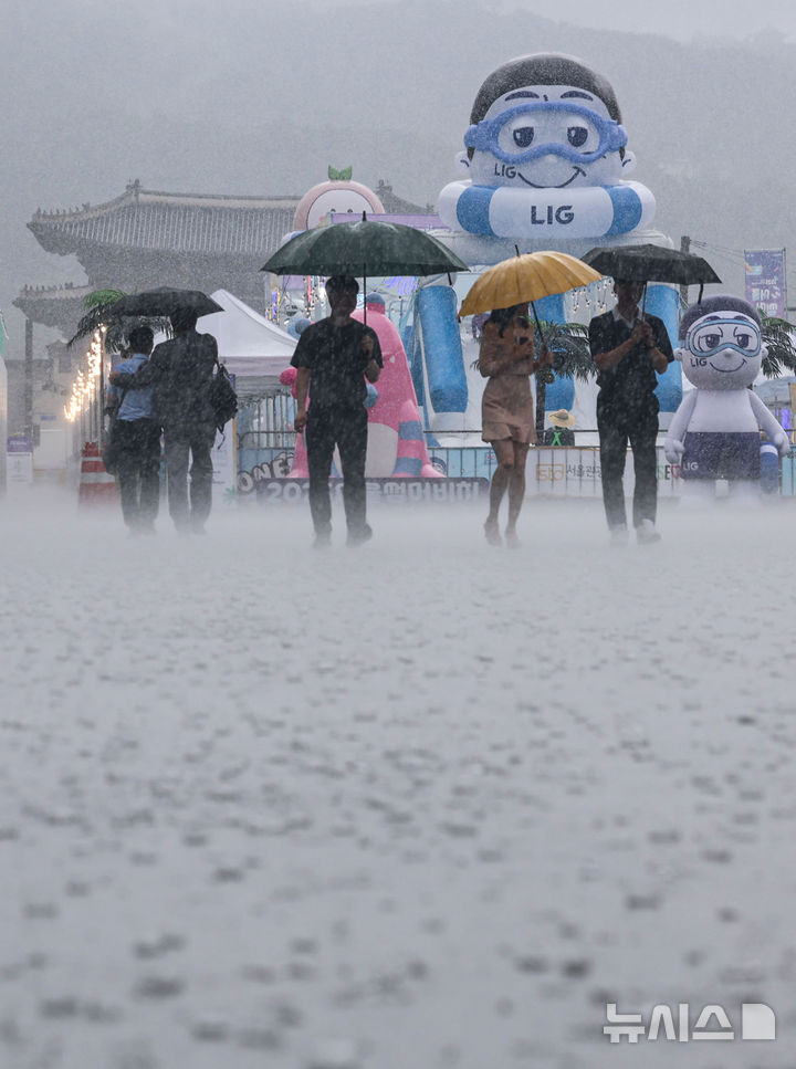 [서울=뉴시스] 권창회 기자 = 수도권을 비롯한 중부지역에 호우가 예보된 6일 서울 종로구 광화문광장에 폭우가 쏟아지고 있다. 2025.08.06. kch0523@newsis.com