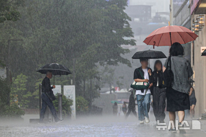 [서울=뉴시스] 권창회 기자 = 지난 6일 서울 종로구 광화문광장에 폭우가 쏟아지고 있는 모습. 2025.08.06. kch0523@newsis.com