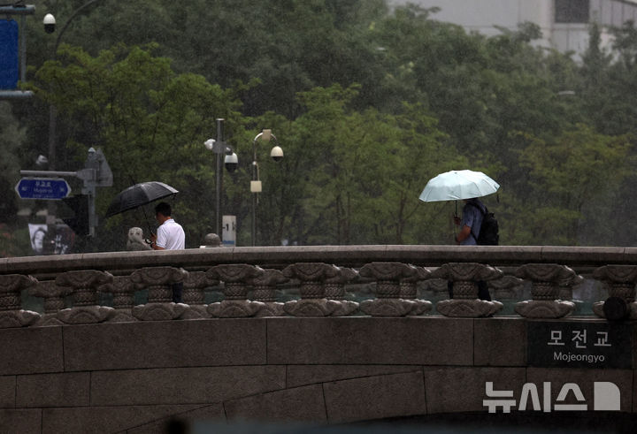 [서울=뉴시스] 배훈식 기자 = 전국에 많은 비가 내린 6일 오후 서울 종로구 청계천 모전교 를 우산 쓴 시민들이 건너고 있다. 2025.08.06. dahora83@newsis.com