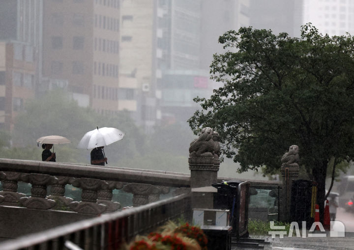 [서울=뉴시스] 배훈식 기자 = 전국에 많은 비가 내린 6일 오후 서울 종로구 청계천 모전교 를 우산 쓴 시민들이 건너고 있다. 2025.08.06. dahora83@newsis.com