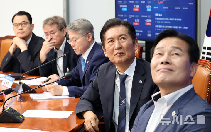 [서울=뉴시스] 김금보 기자 = 정청래 더불어민주당 당대표가 6일 오후 서울 여의도 국회에서 열린 '국민주권 검찰정상화 특별위원회 출범식 및 1차 회의'에 참석해 있다. 2025.08.06. kgb@newsis.com