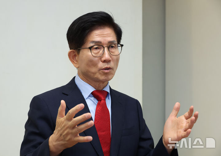 [서울=뉴시스] 김금보 기자 = 김문수 국민의힘 당대표 후보가 지난 6일 서울 여의도 한 카페에서 뉴시스와 인터뷰를 하고 있다. 2025.08.07. kgb@newsis.com