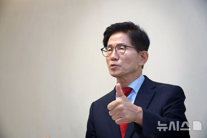[서울=뉴시스] 김금보 기자 = 김문수 국민의힘 당대표 후보가 지난 6일 서울 여의도 한 카페에서 뉴시스와 인터뷰를 하고 있다. 2025.08.07. kgb@newsis.com