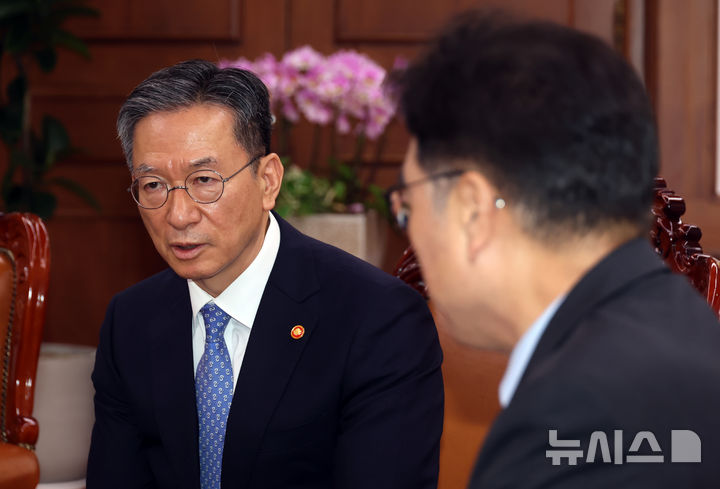 [서울=뉴시스] 고승민 기자 = 6일 서울 여의도 국회의장실을 예방, 우원식 의장을 만나 인사말을 하고 있다. 2025.08.06. kkssmm99@newsis.com