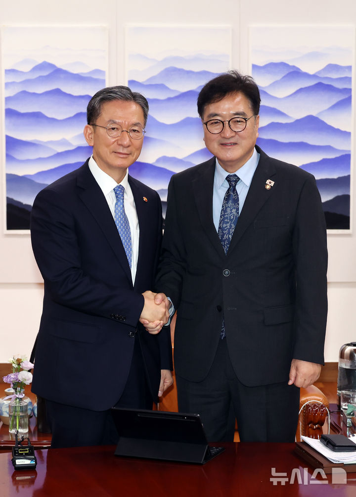 [서울=뉴시스] 고승민 기자 = 정성호 법무부 장관이 6일 서울 여의도 국회의장실을 예방, 우원식 의장과 악수하며 기념촬영하고 있다. 2025.08.06. kkssmm99@newsis.com