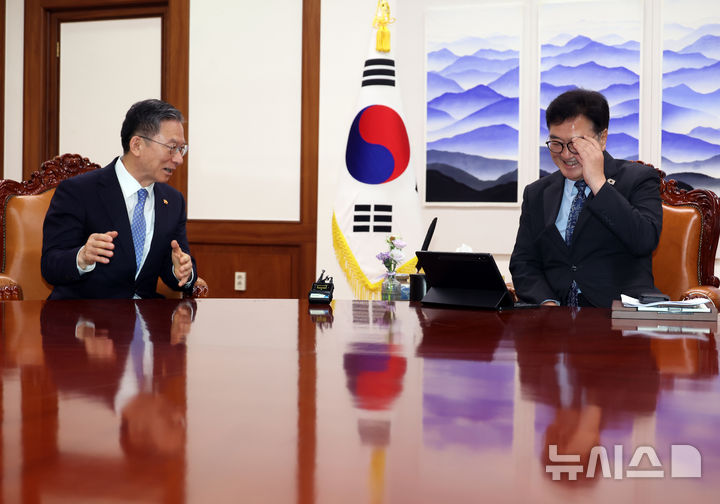 [서울=뉴시스] 고승민 기자 = 정성호 법무부 장관이 6일 서울 여의도 국회의장실을 예방, 우원식 의장과 대화하고 있다. 2025.08.06. kkssmm99@newsis.com